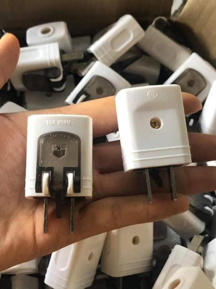Phích điện chân dẹt xoay Phích điện chân dẹt xoay