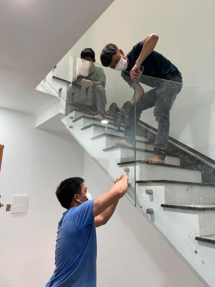 Thi công cầu thang kính Thi công cầu thang kính